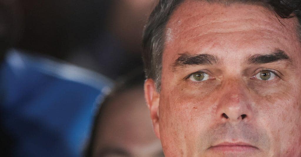Senador Flávio Bolsonaro discursa em Brasília após ser derrotado no segundo turno da eleição presidencial de 2026 25 de outubro de 2026 REUTERS/Agustin Marcarian