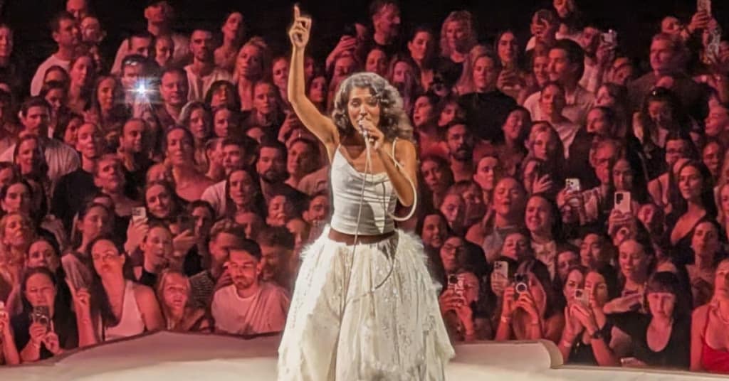 Em apenas um ano, Olivia Dean passou de um palco para 2 mil pessoas a duas noites esgotadas em uma arena com capacidade para 14 mil espectadores (Crédito da Imagem: Nui Te Koha)