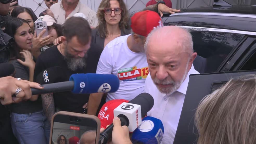 Lula conversa com apoiadores e jornalistas antes de votar — Foto: TV Globo