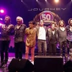 Baterista do Journey foi hospitalizado após emergência médica no meio de show no Oklahoma