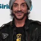 Baterista do Journey foi hospitalizado após emergência médica no meio de show no Oklahoma