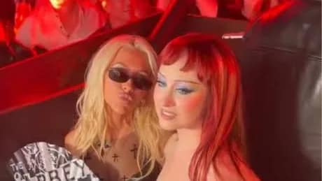 Christina Aguilera canta "Coffee" com Chappell Roan em 1º show da "The Super Graphic Spectacular"